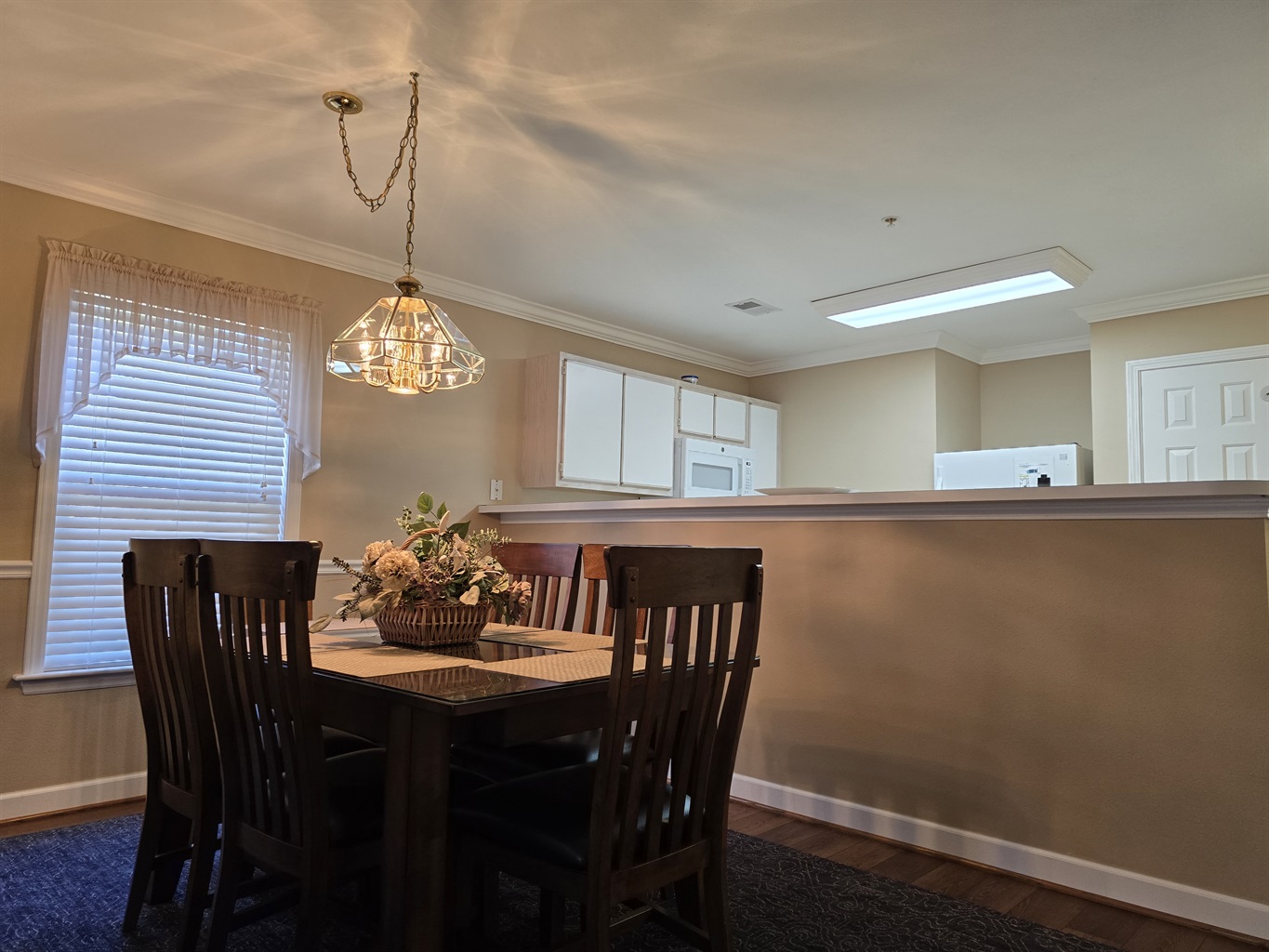 Dining Area seating 6 guests