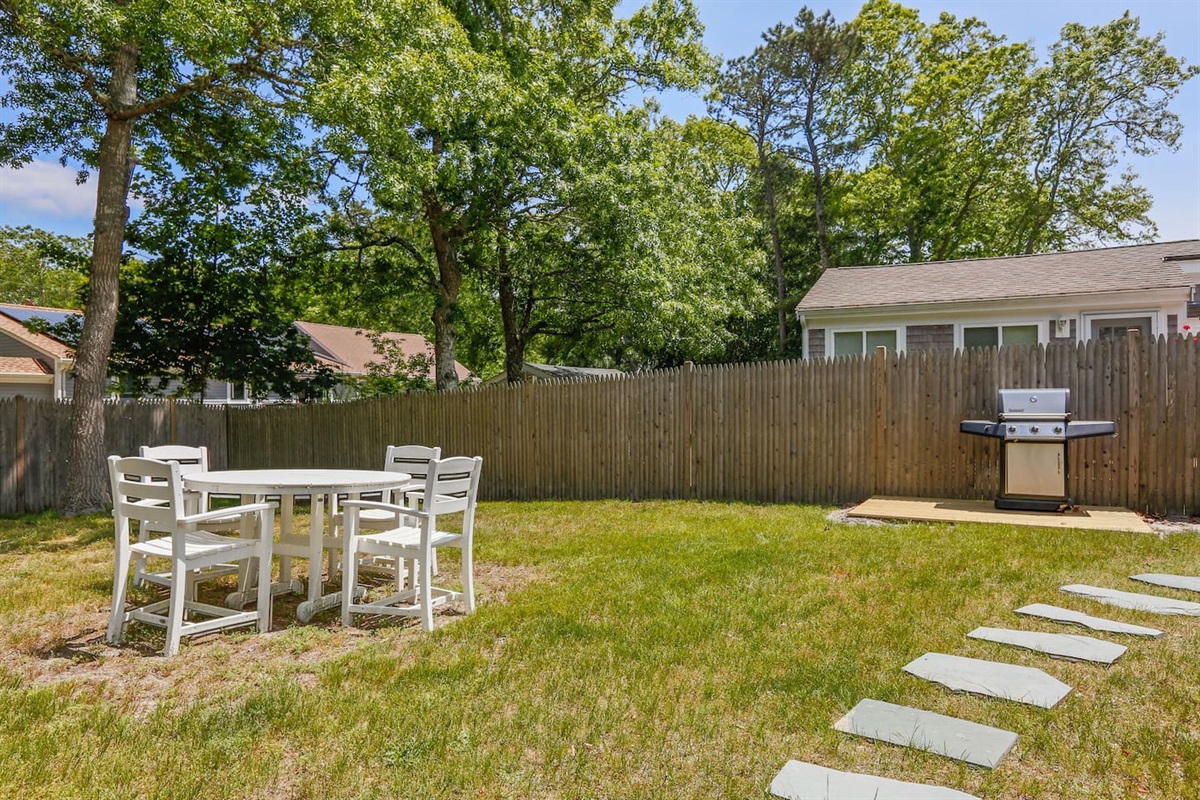 🥗✨ Backyard bites, Cape Cod style Fire up the grill and gather ‘round the outdoor dining set—this spot is perfect for sunny lunches, easy weeknight dinners, or late-night card games under the stars.