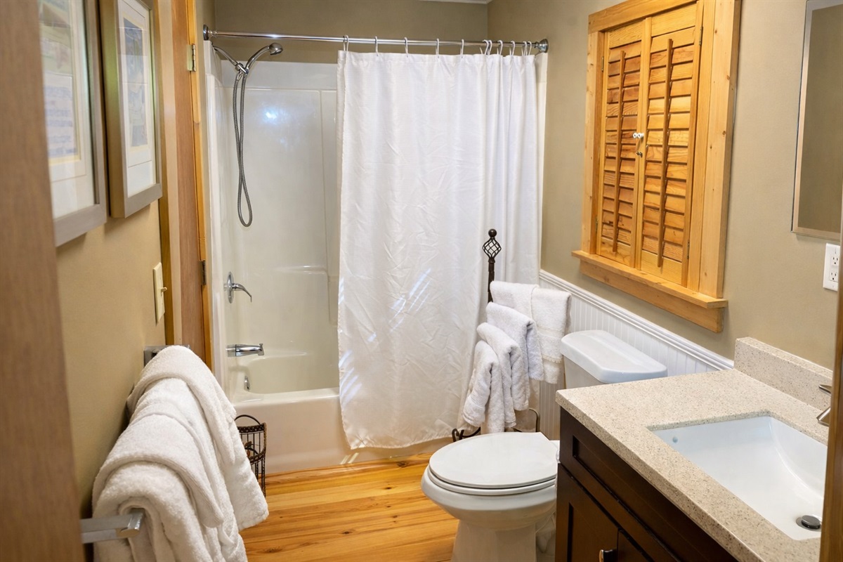 A sparkly clean bathroom on the Main Level!