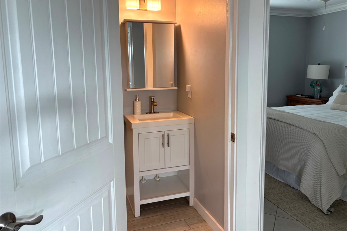 Vista (upper unit) 1/2 bath