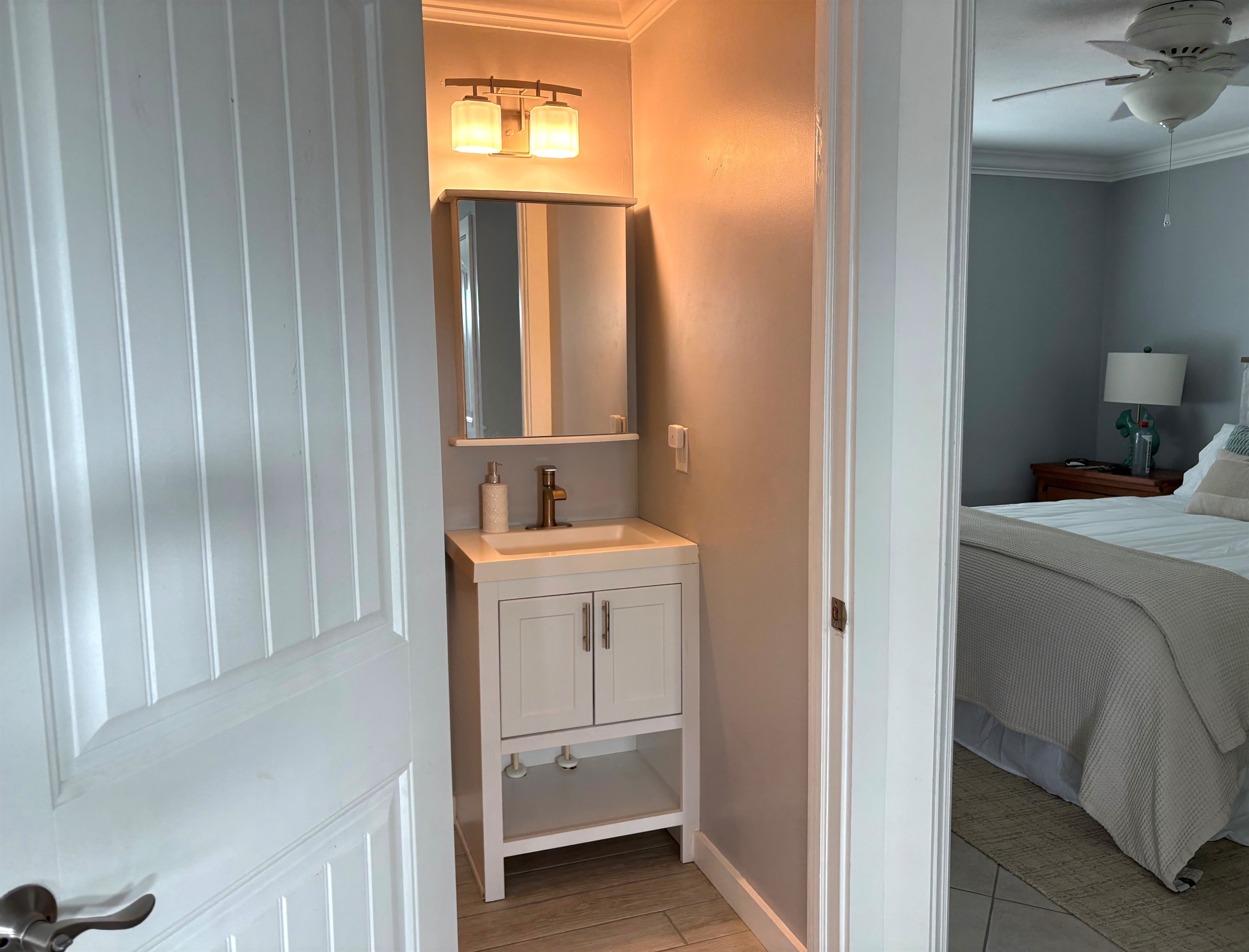 Vista (upper unit) 1/2 bath