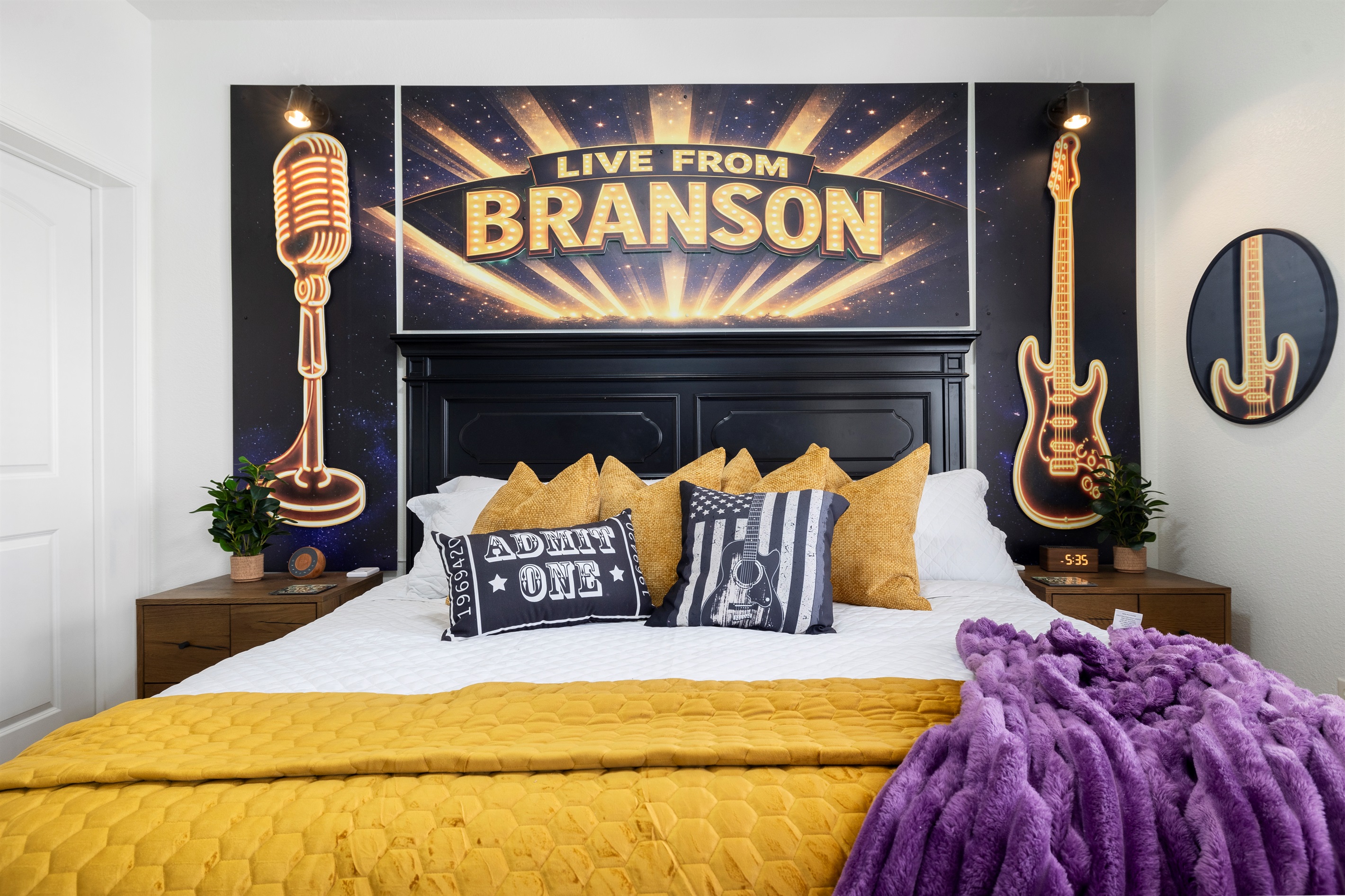Custom artwork will have you dreaming of becoming a star