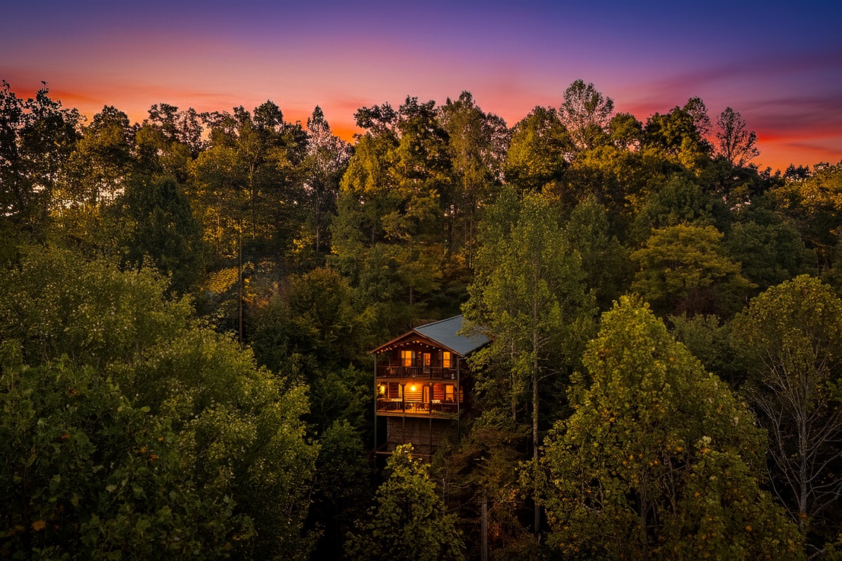 Nestled in the Arts and Craft District just 1 minute from the main road while still feeling very secluded and quiet. Its the perfect storm of in close to everything Downtown and yet Away from it all