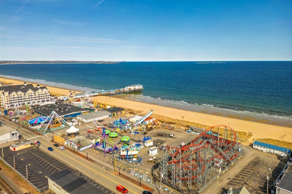 Make memories at the classic seaside pier and amusement park