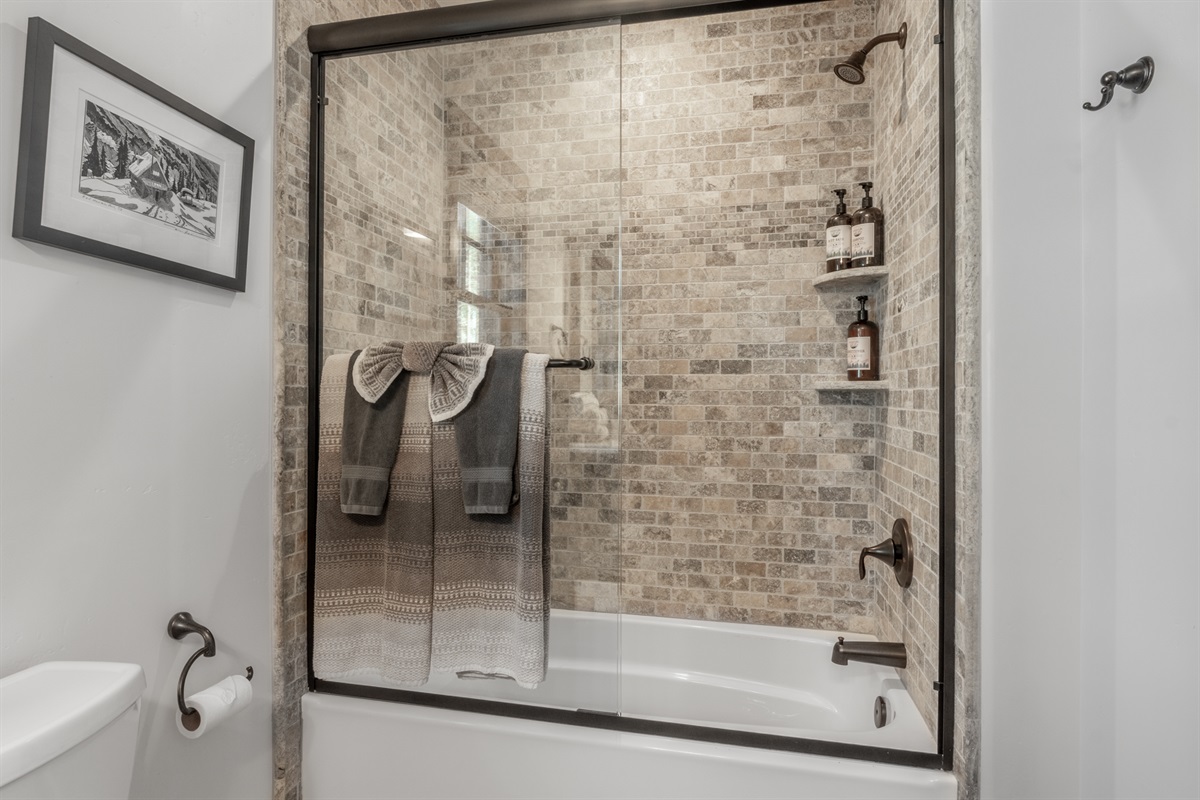 With a classic tub/shower combo, the main level bath is ideal for families and groups—great for everything from post-ski cleanups to winding down at night.