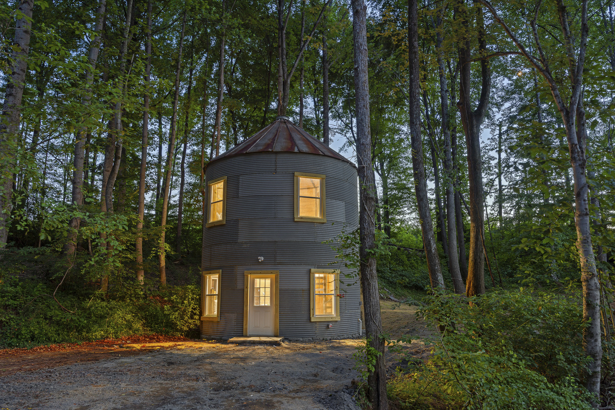 Unique Retreat: Experience an enchanting getaway in this charming circular cabin surrounded by nature!