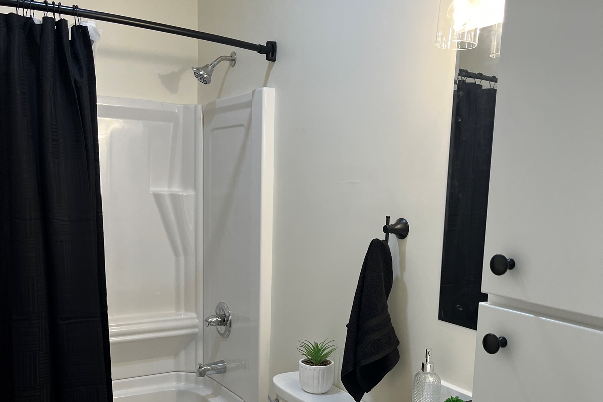 Bathroom with tub/shower