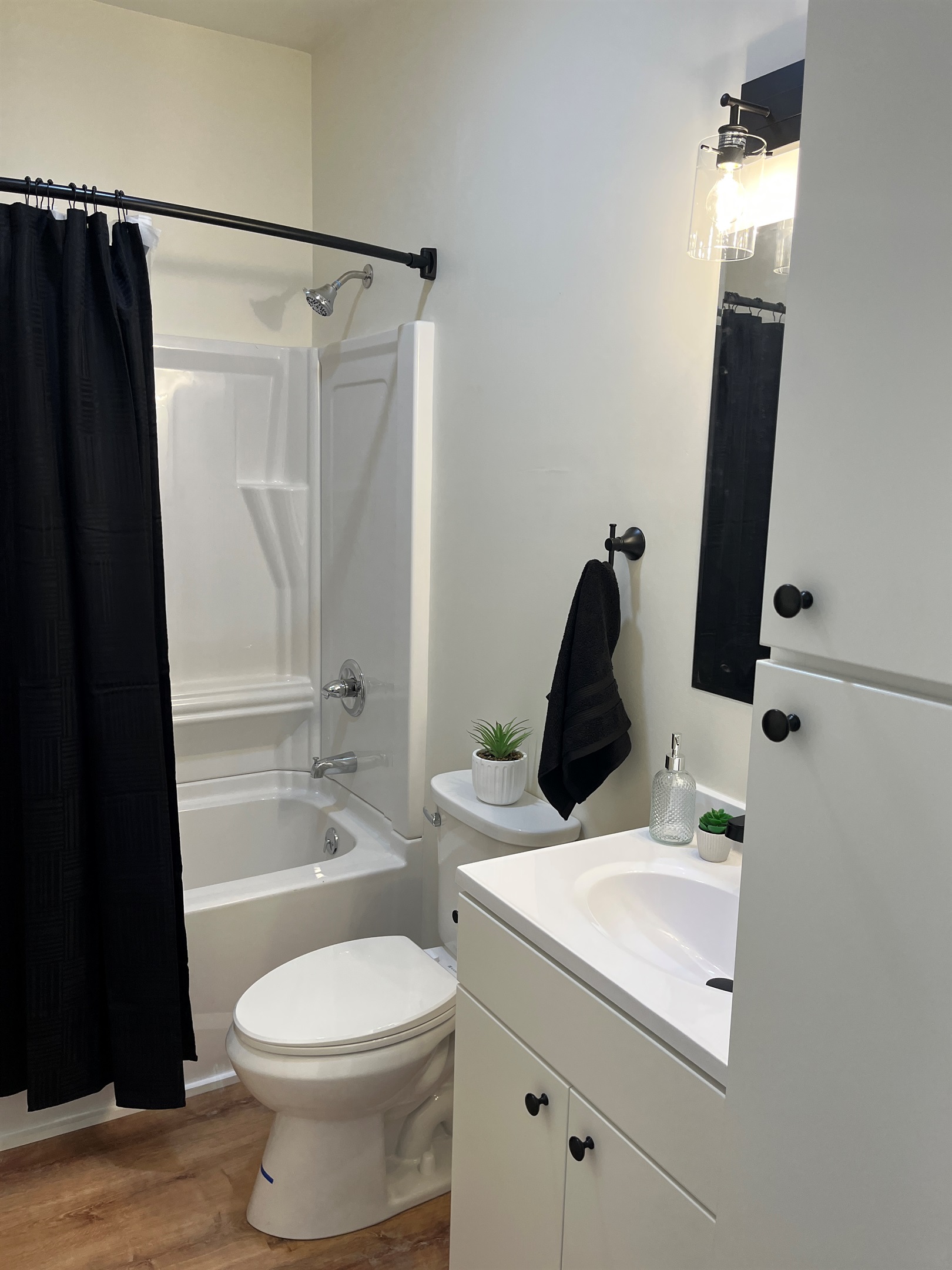 Bathroom with tub/shower