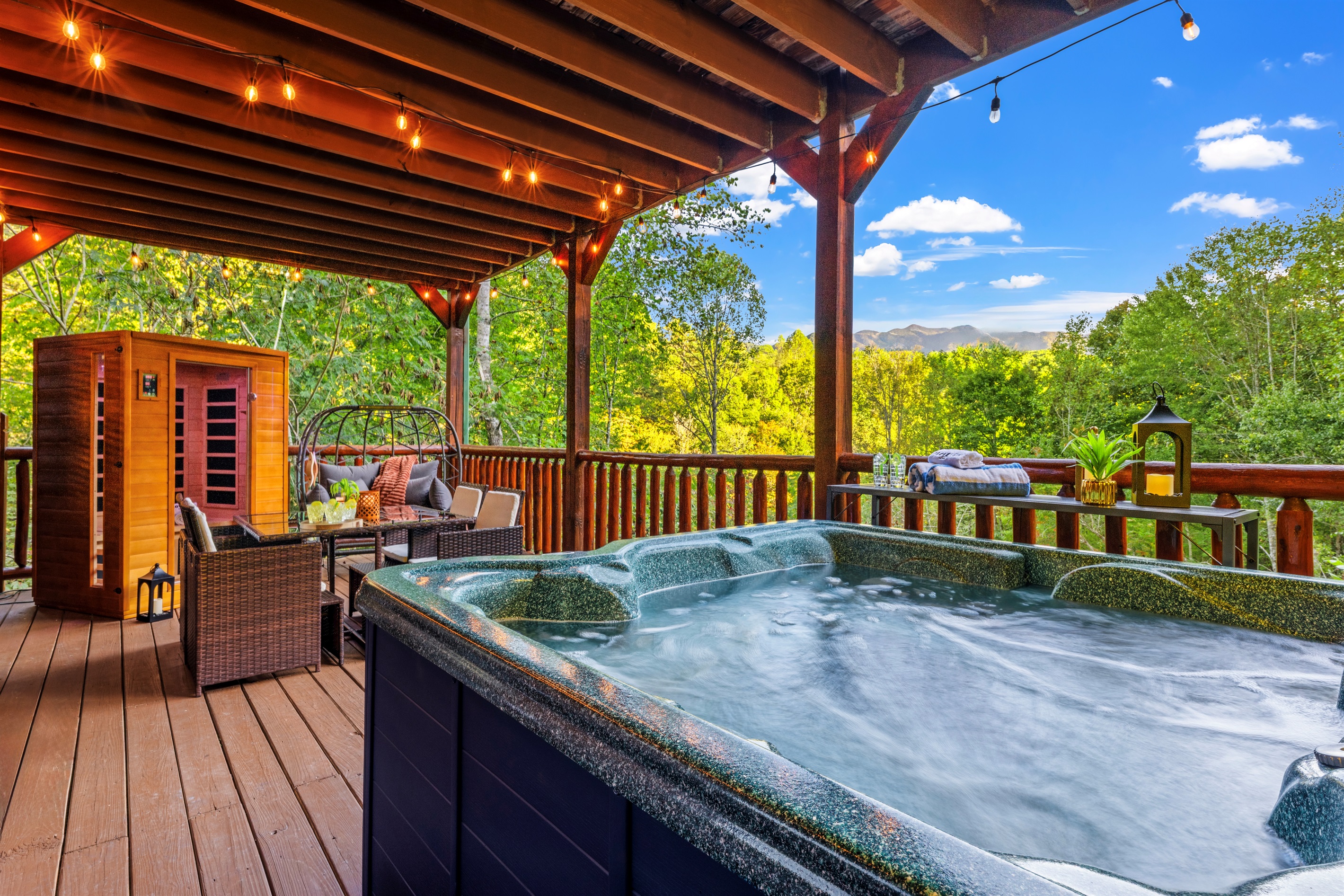 SAUNA, hot tub, cozy seating. Did I already say SAUNA?