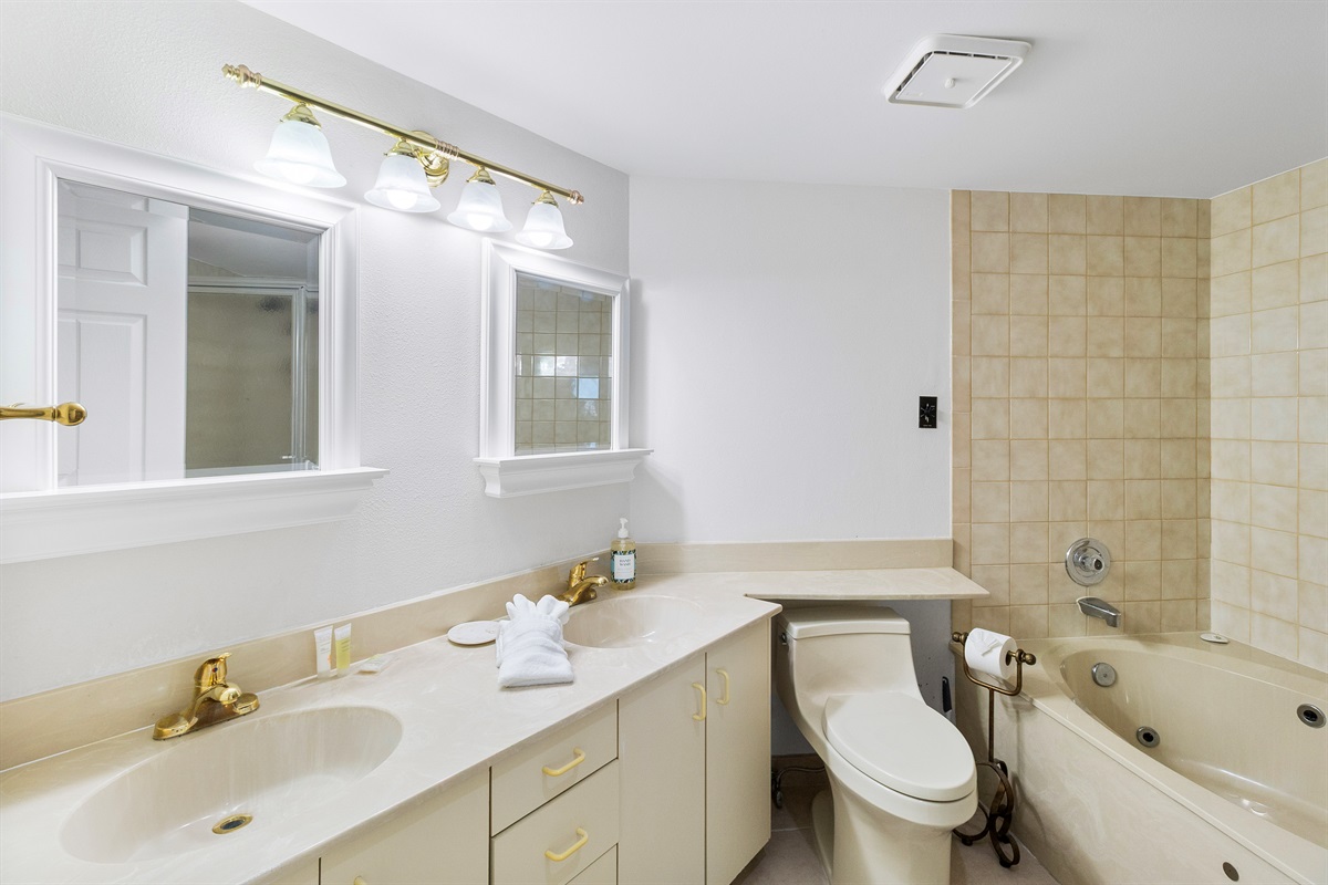 Primary bedrooms ensuite bath