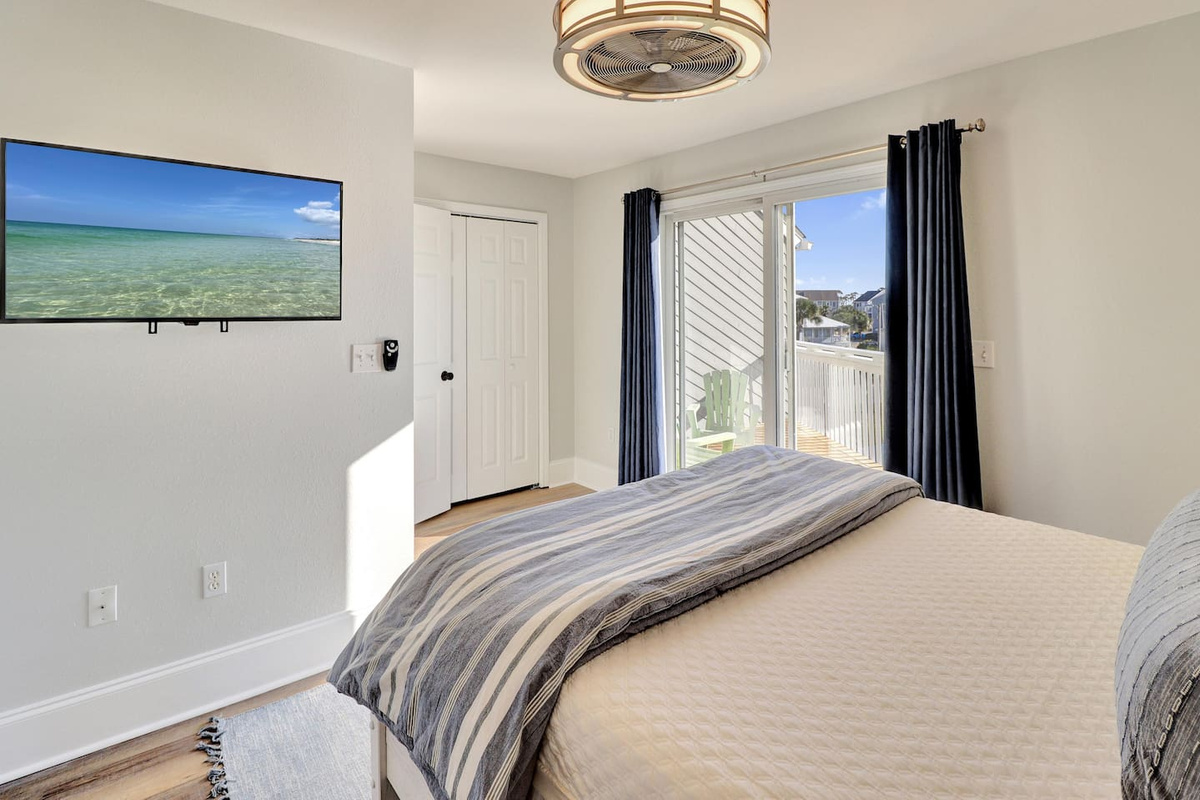 Step into plenty of room for kids or guests &mdash; the queen bedroom sleeps comfortably with lake views outside.