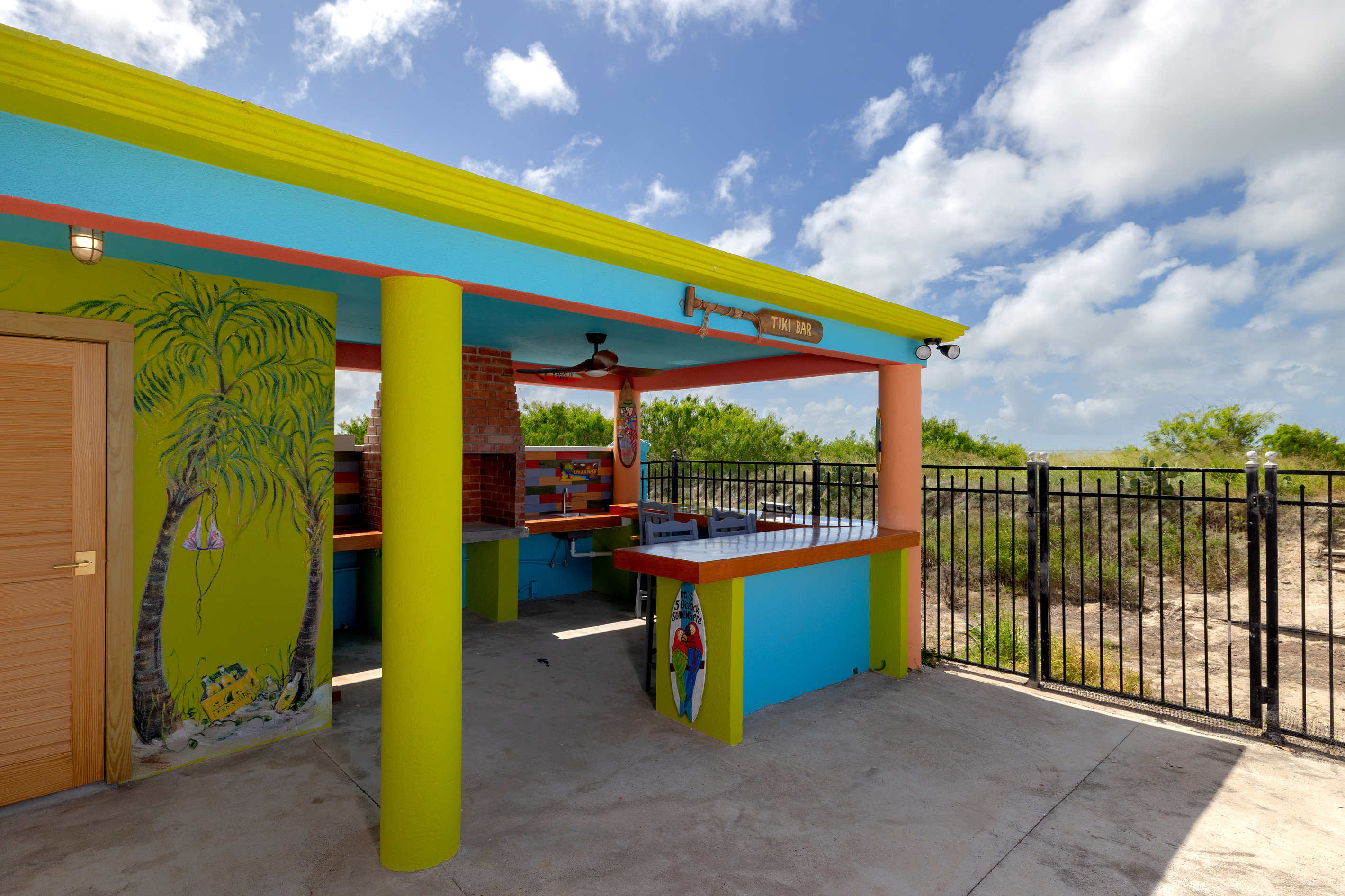 Pool bar / Grilling area / Bar stools
