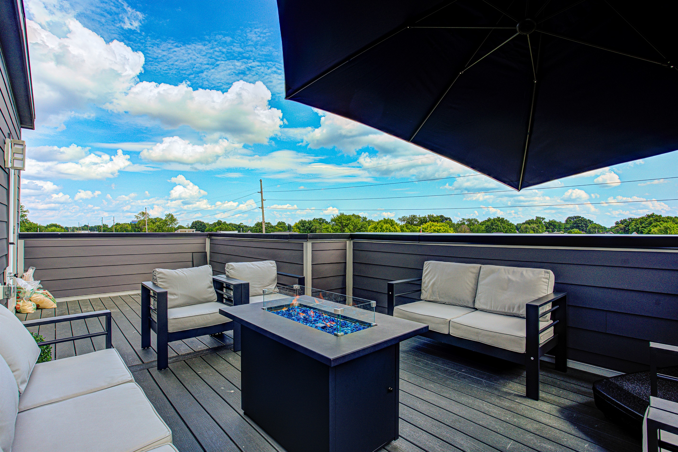 Enjoy the private rooftop with comfortable lounge chairs and a cozy fire pit - ideal for morning coffee, evening chats, or soaking in city skyline views.