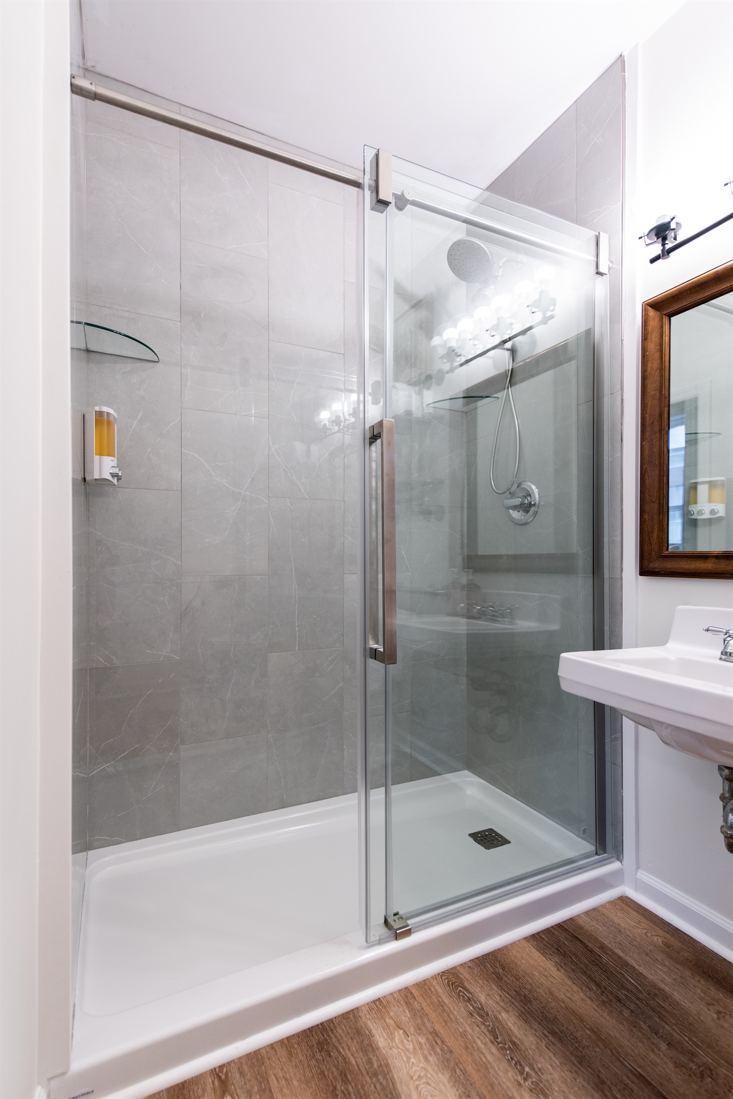 Ensuite Bathroom, Walk In Shower, Shampoo/Conditioner/Body Wash System Provided