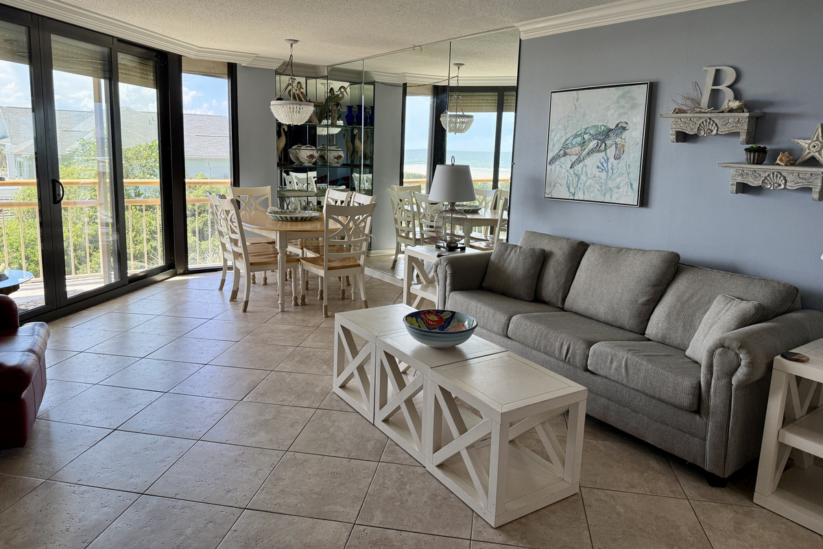 Living/Dining Area w/Sliding Doors to Balcony