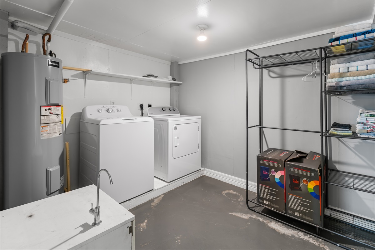 Laundry room (doenstairs)