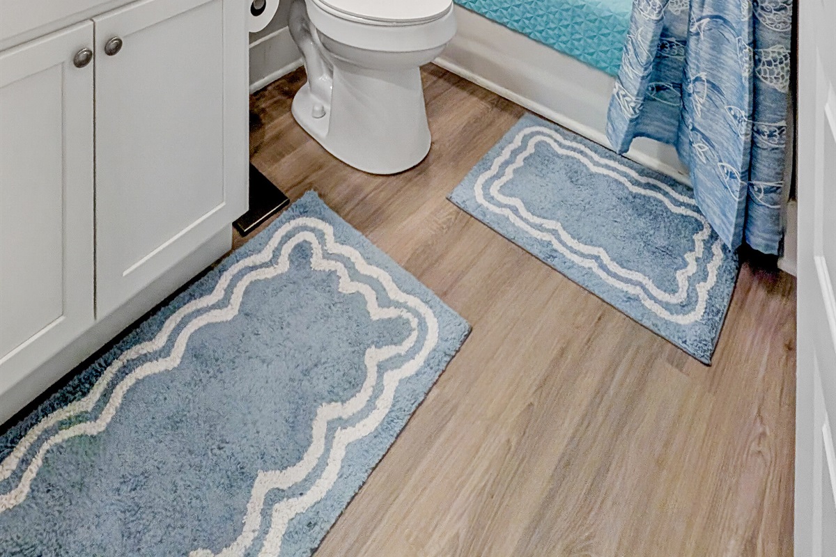 Shared bath has shower/ tub combo