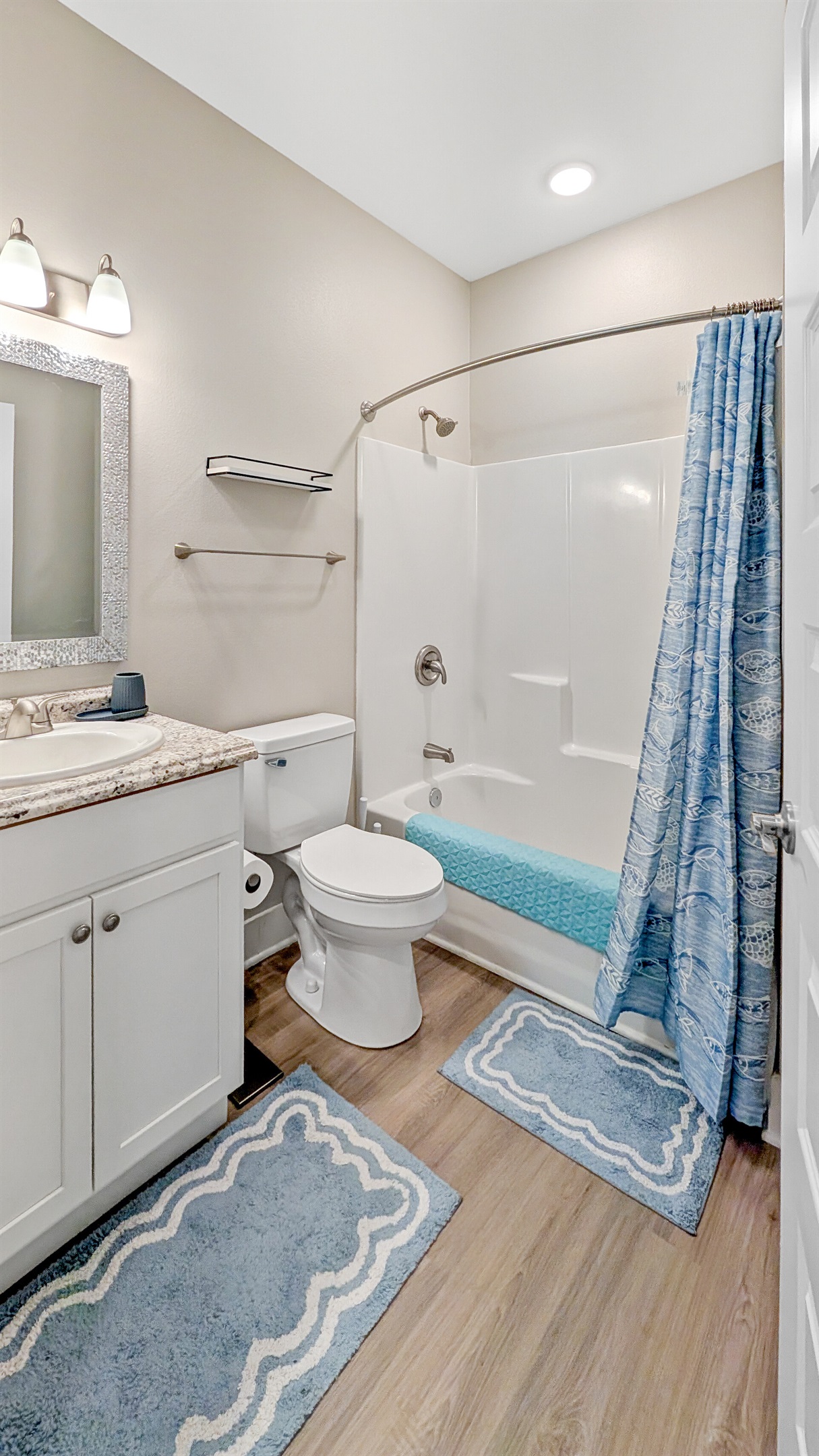 Shared bath has shower/ tub combo