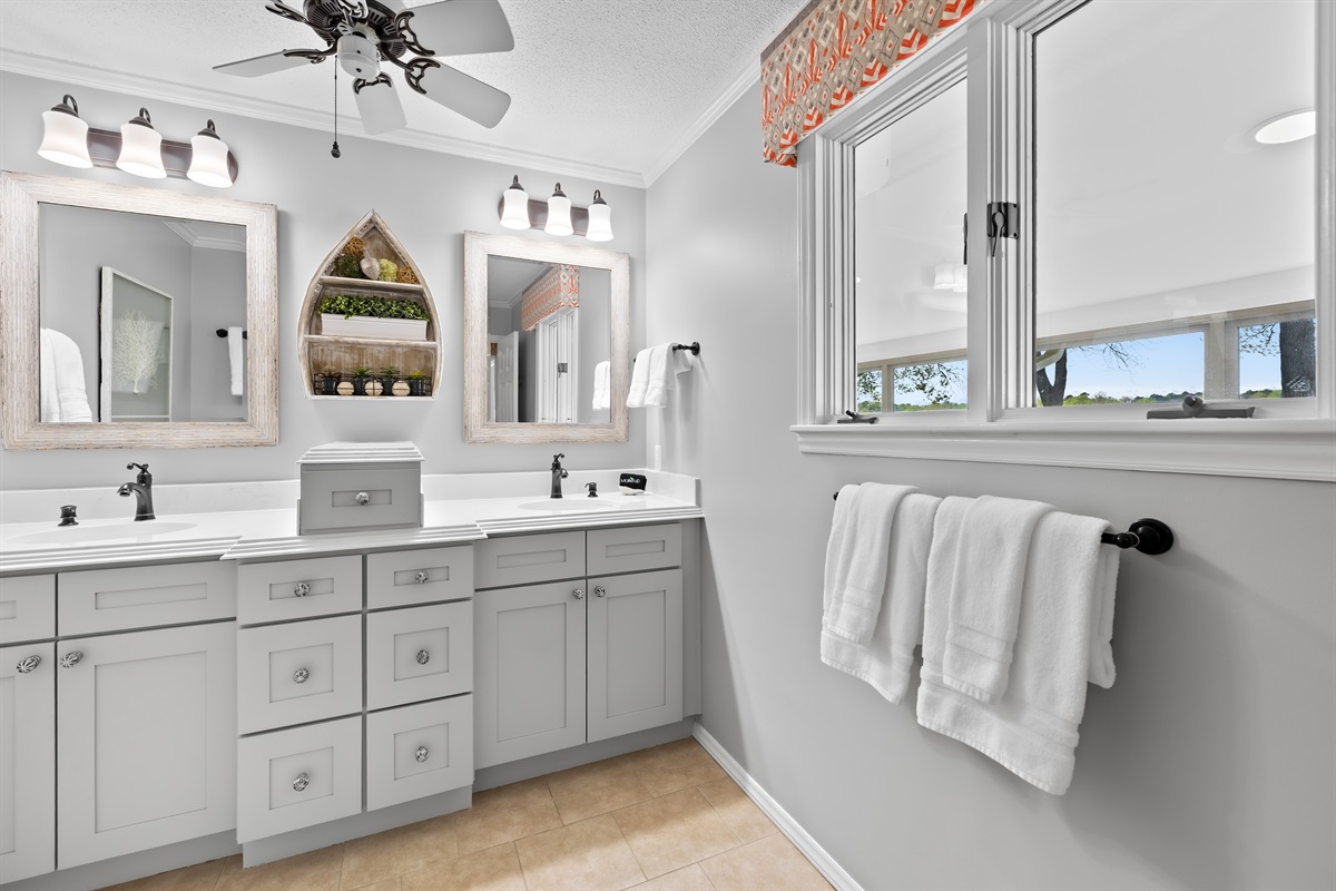 Modern bathroom with plenty of space to get ready.