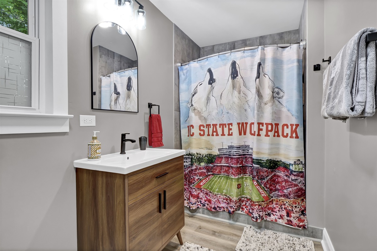 The Wolfpack bathroom features soft, plush towels.