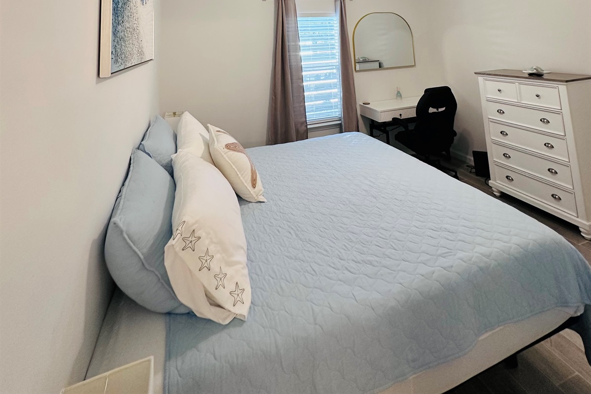 King bed (main bedroom)