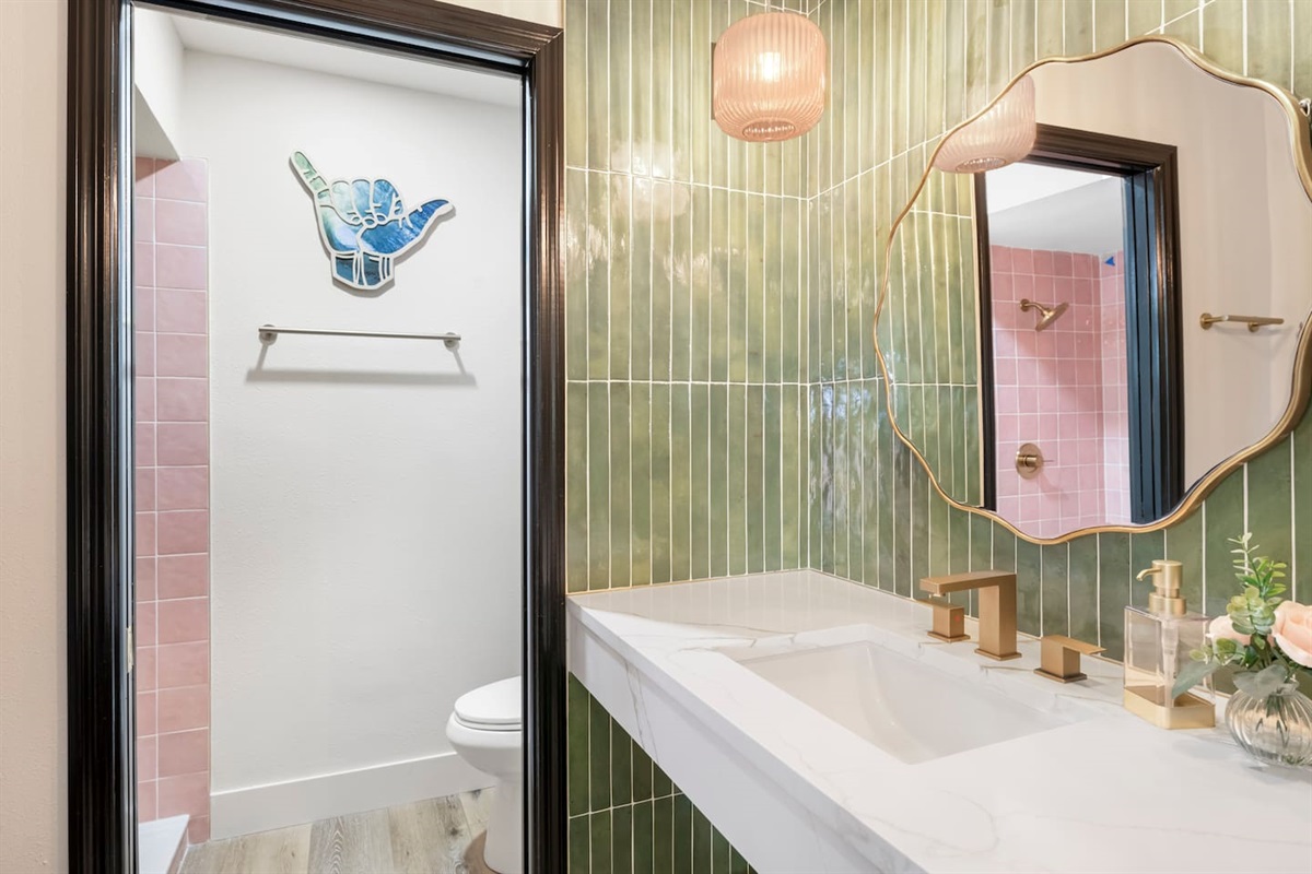 King Suite 3 with ensuite Bathroom, New Memory Foam Mattress, 40-in TV.