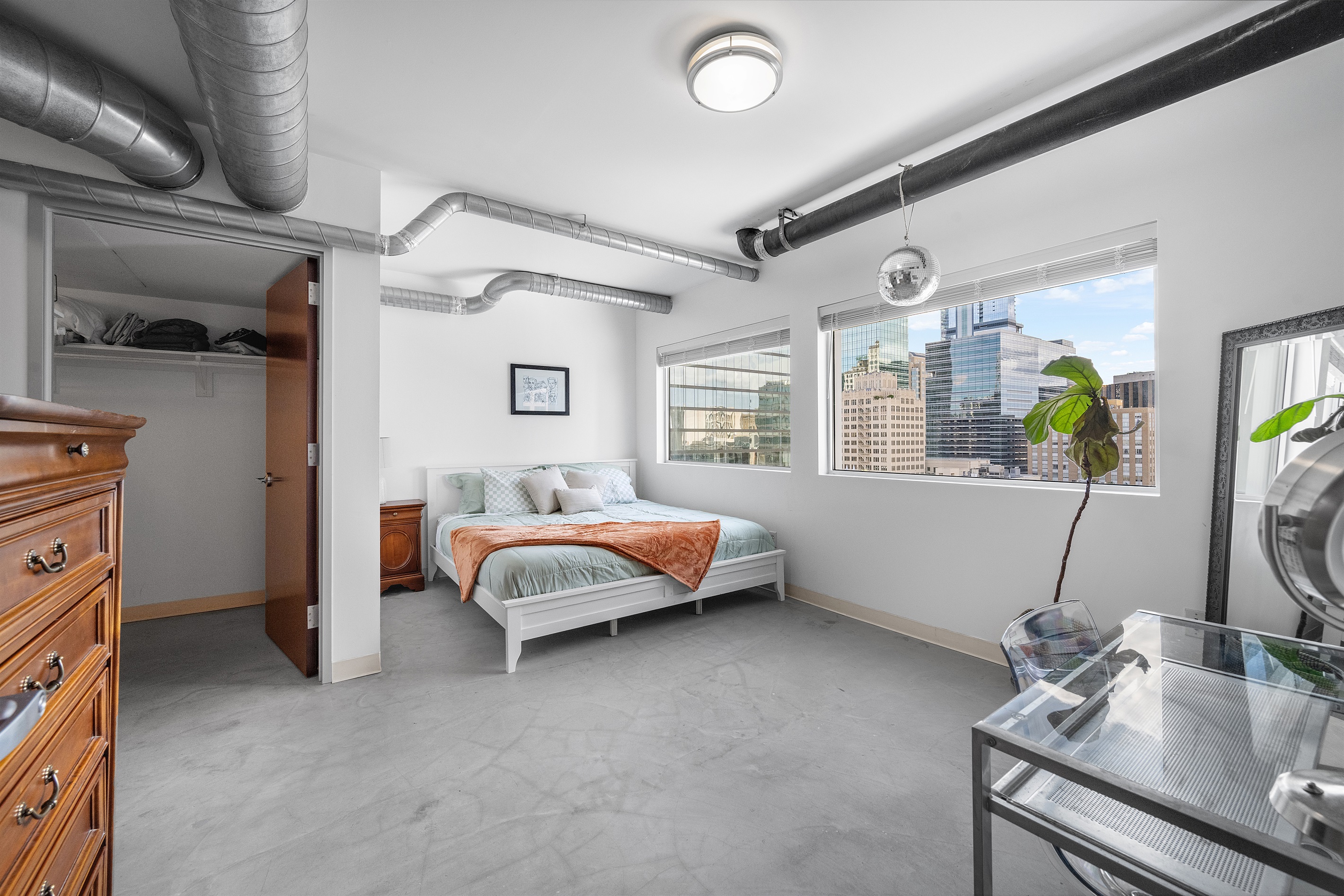 Plenty of space in the Bedroom, additional desk with mounted makeup mirror