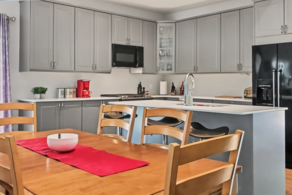 Dining area in well-equipped kitchen