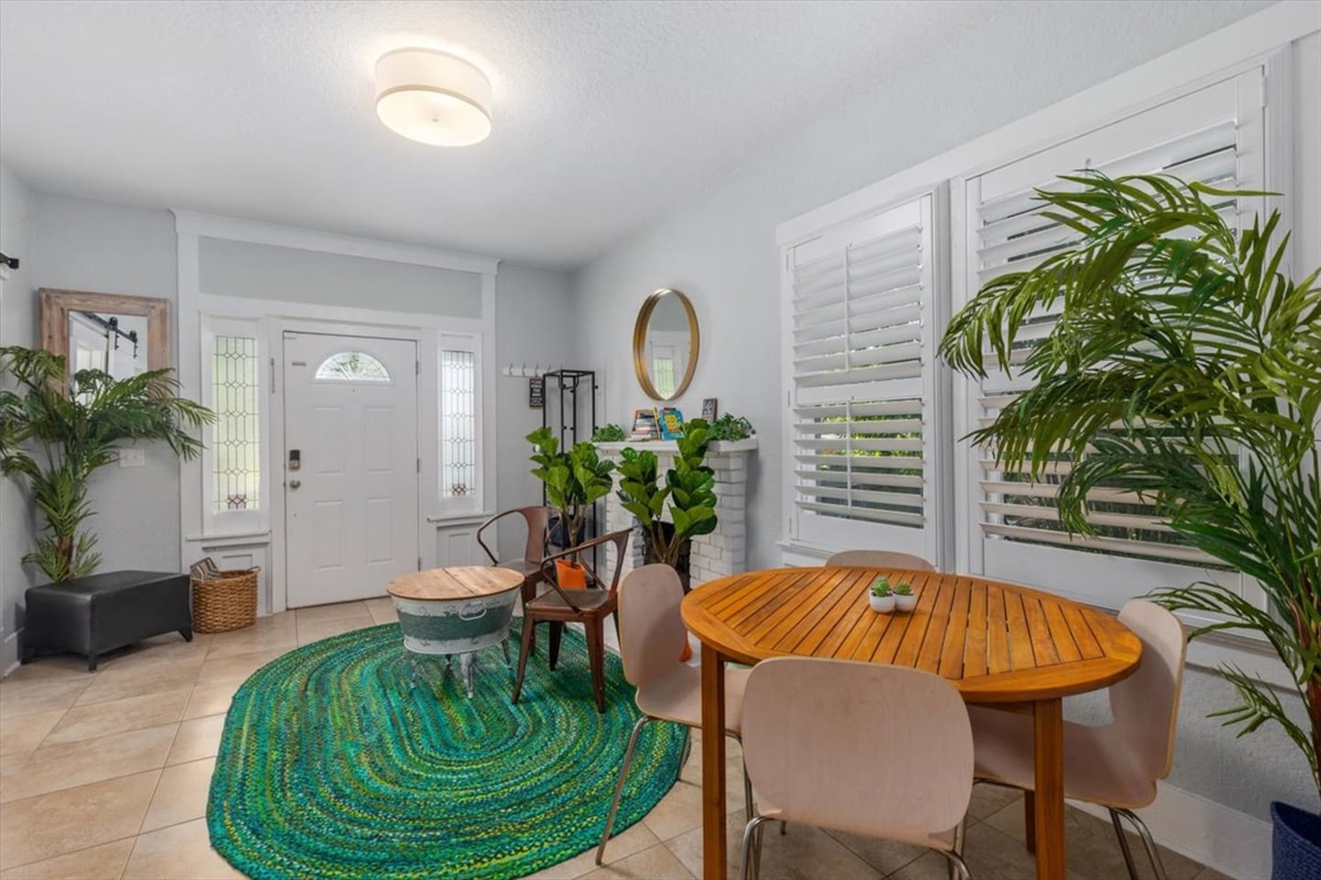 Dining table with 4 chairs & seating area