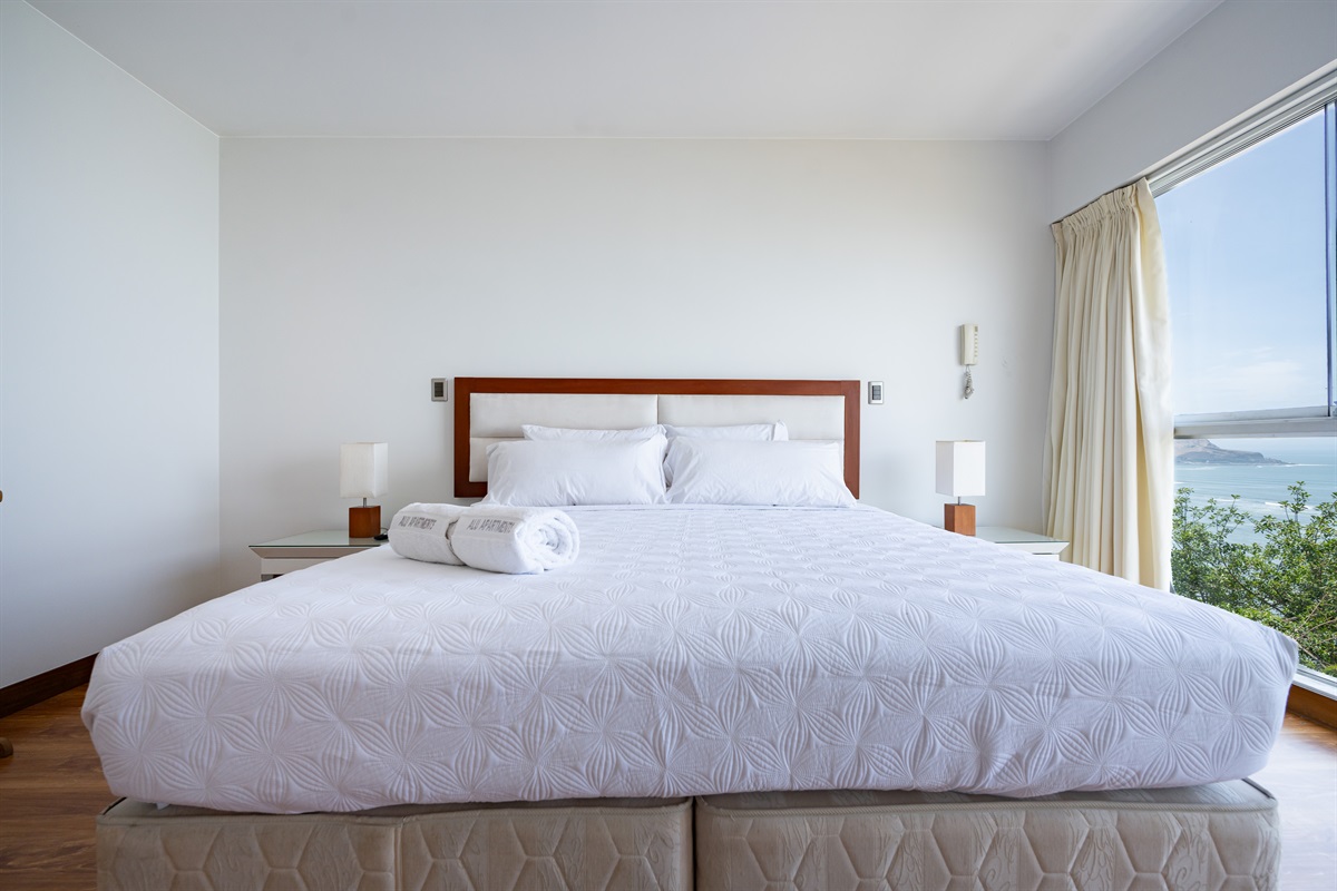 Master bedroom with king-size bed, 55” Smart TV, and private en-suite bathroom  /  Dormitorio principal con cama king-size, Smart TV de 55” y baño privado