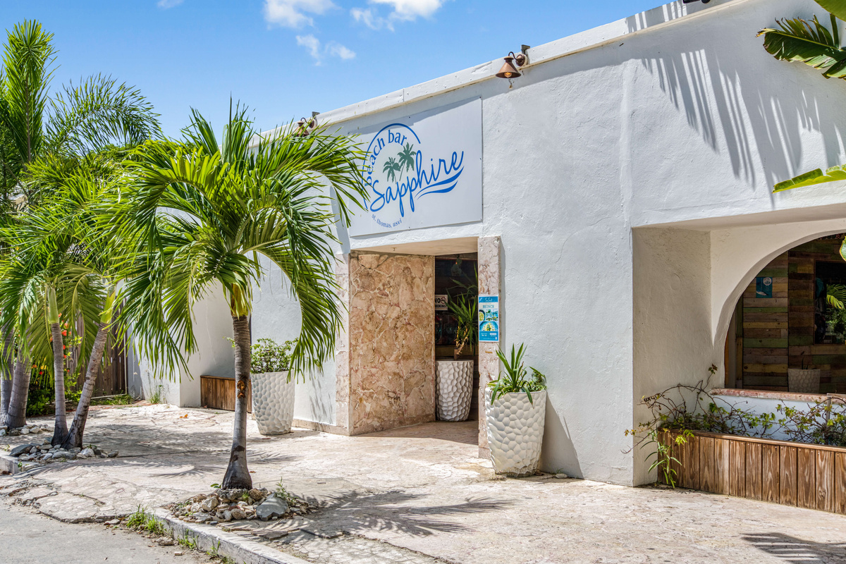 Entrance to the Sapphire Beach restaurants