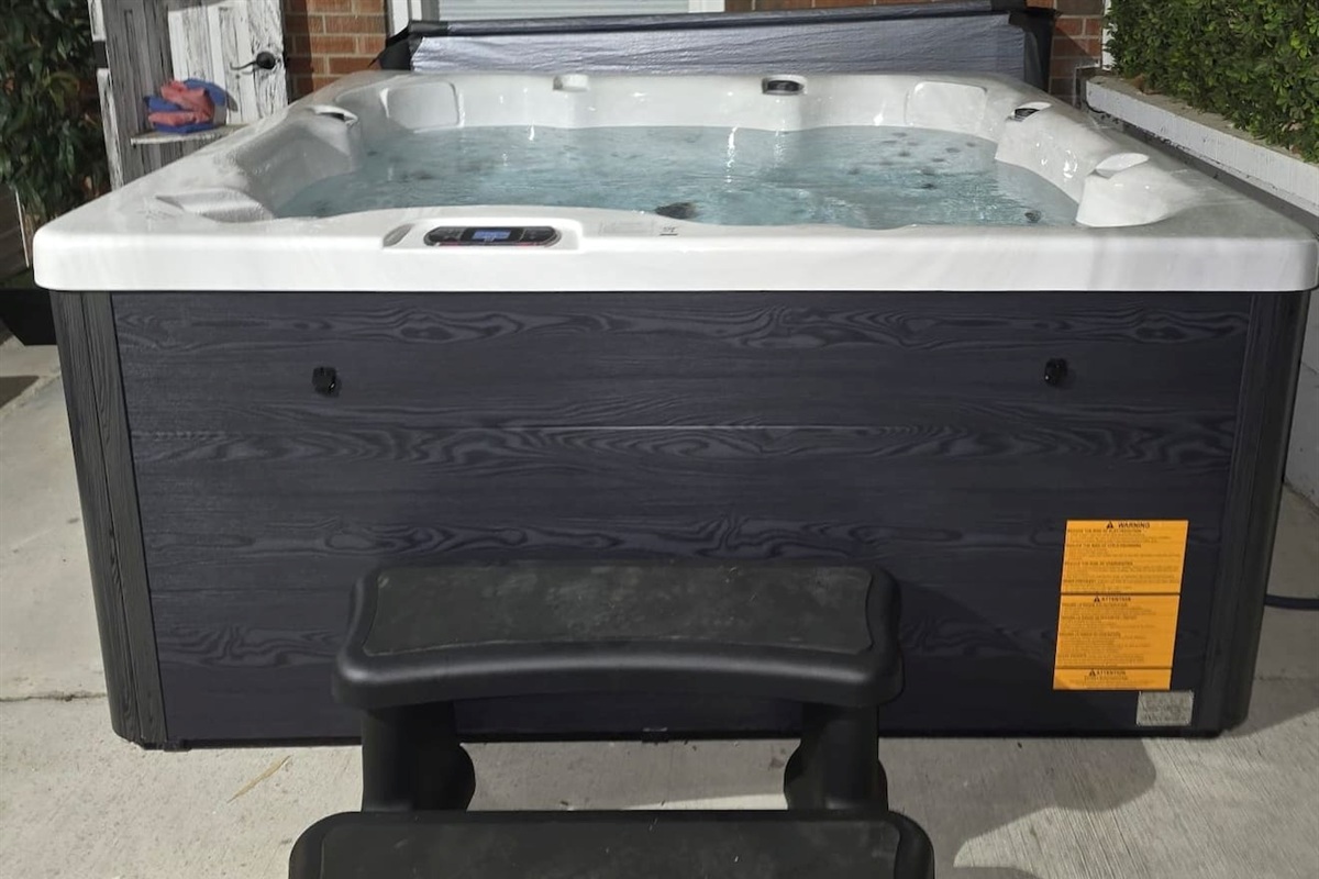 Unwind in a 6 persons hot tub. Open from Sept 3rd-June 10th. 