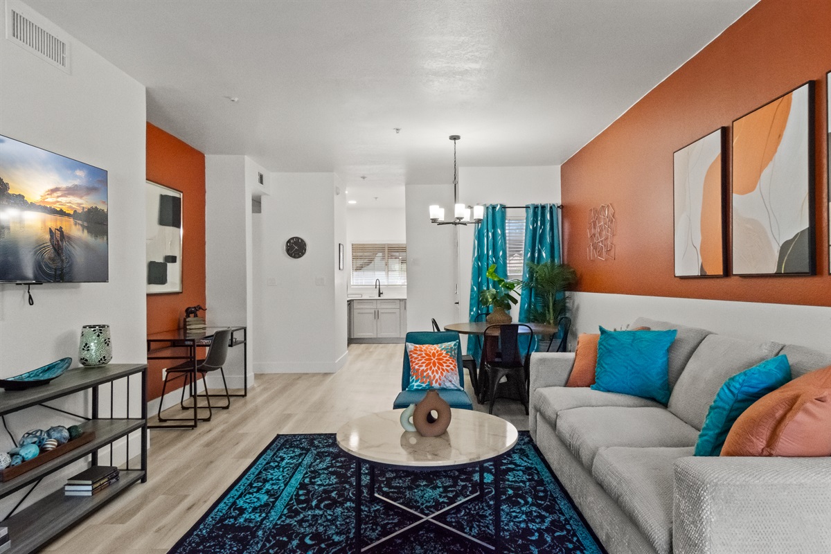 ✨ Bright, open-concept living rom perfect for families, couples, and business travelers.