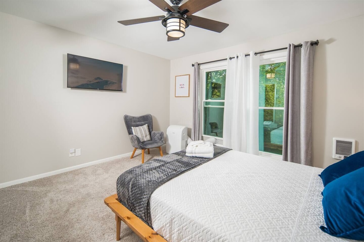 Unit 1: Bedroom #3 (Queen) Includes Roku TV (Hulu+, ESPN+, & Disney+)
