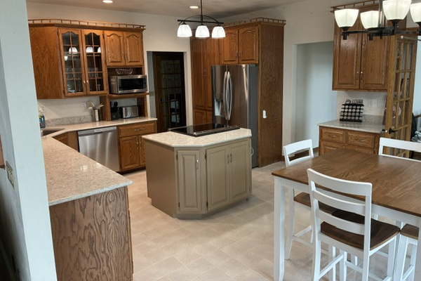 Fully stocked eat-in kitchen with seating for 4