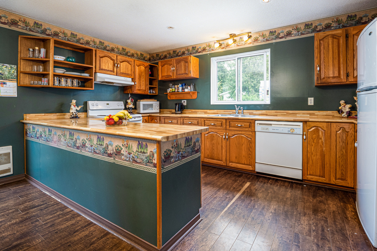 Fully equipped kitchen with island and ample storage
