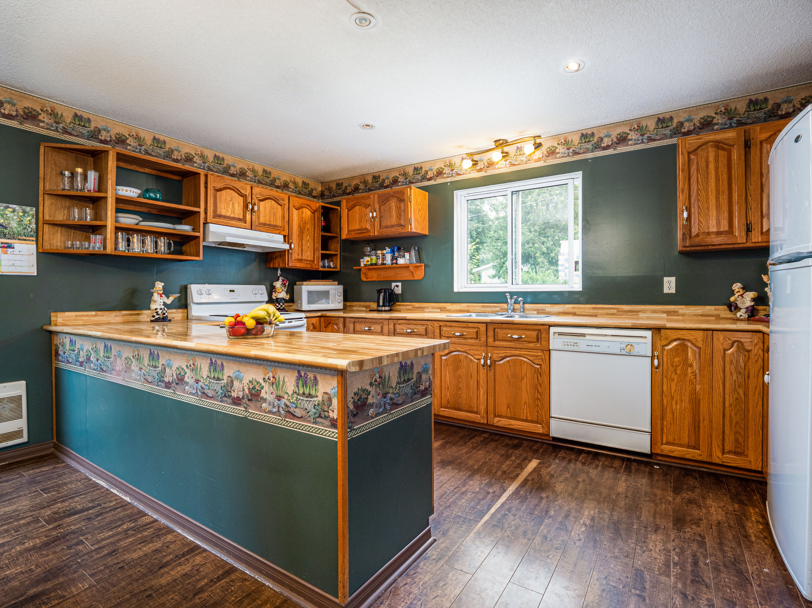 Fully equipped kitchen with island and ample storage