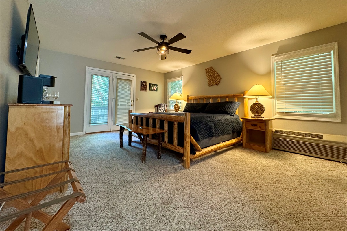 Spacious king suite with cozy mountain vibes – perfect for restful nights and lazy mornings.