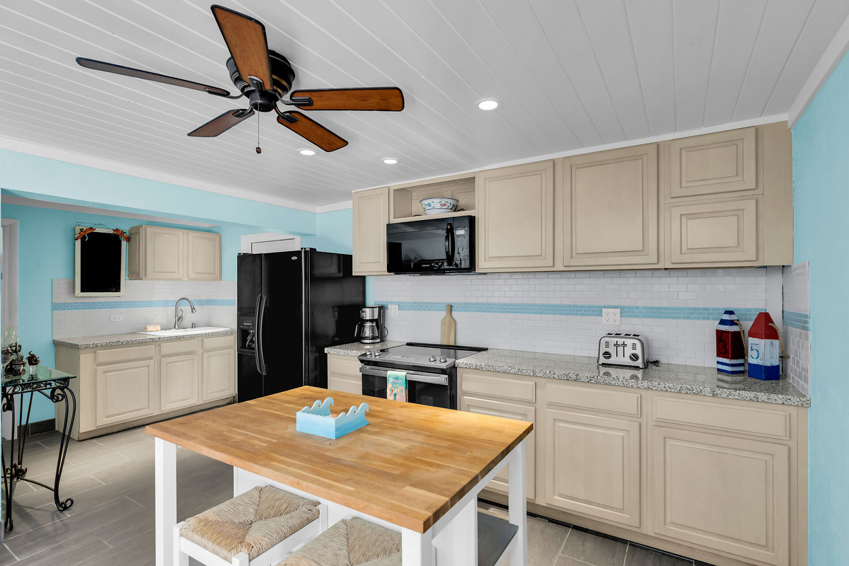 Full kitchen with seating for 2 at kitchen island