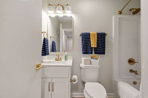 Modern Luxury Condo | Walk to Notre Dame | 2BR/2BA | Parking, photo 10