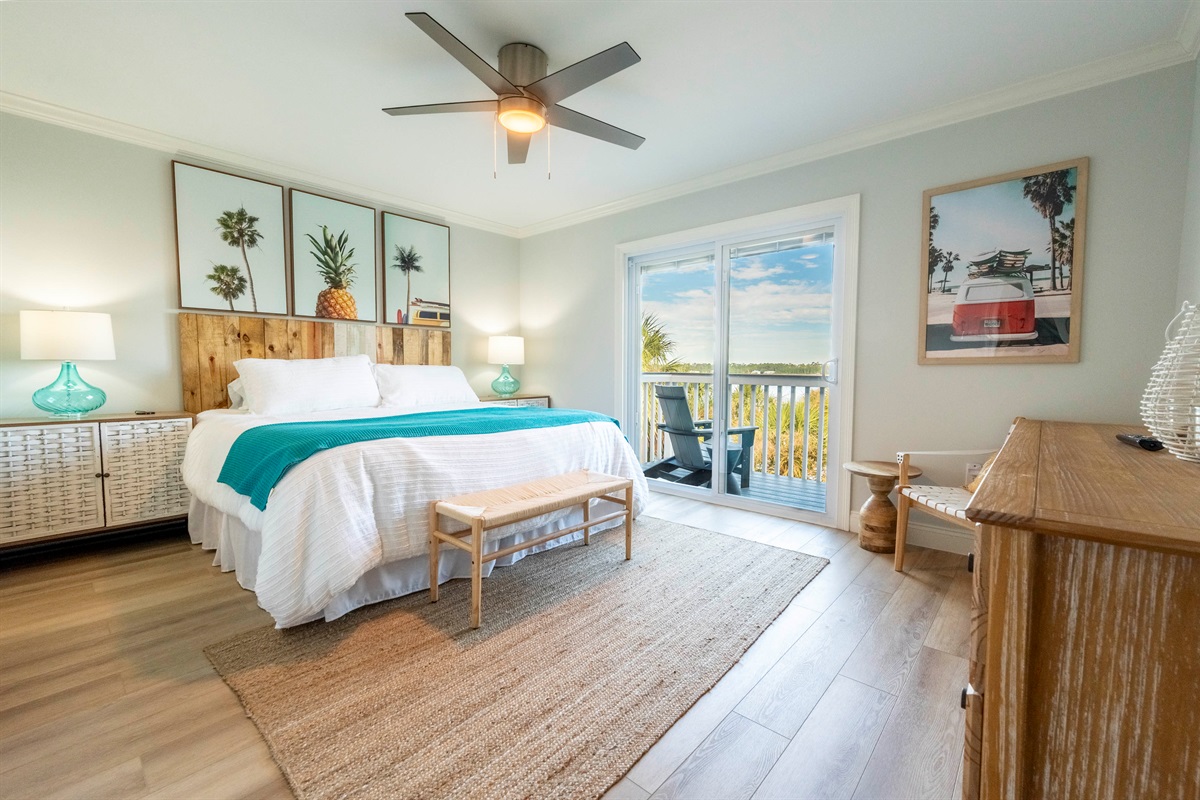 Coastal bliss: Relax in a bright bedroom with modern decor and balcony views - ideal for coffee, quiet moments, or watching the sky change colors.