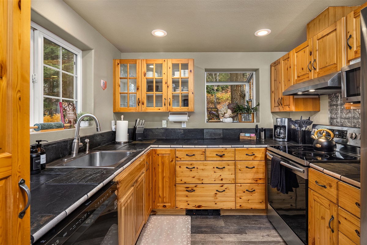 Compact kitchen, yet fully loaded