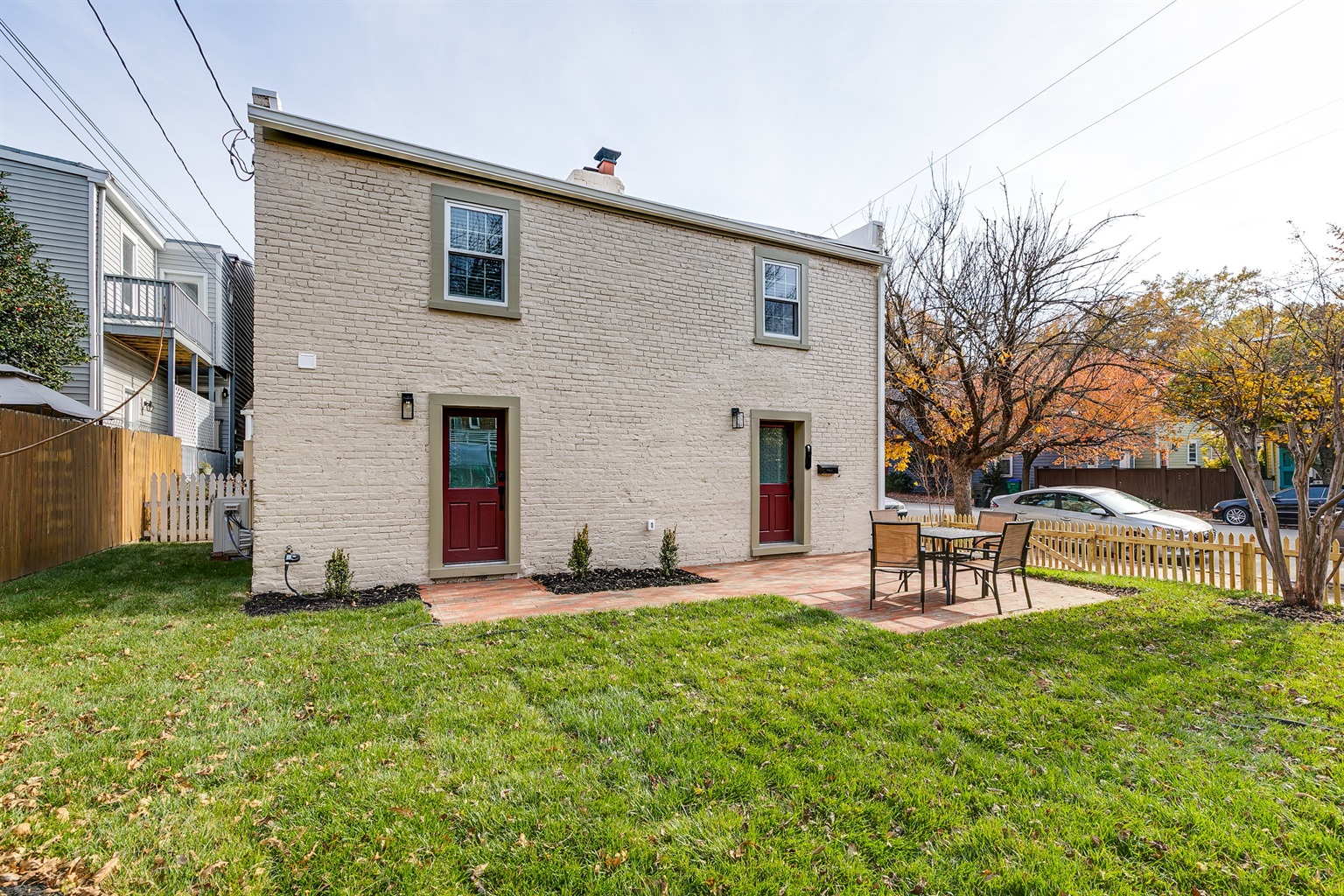 Charming Exterior: Enjoy outdoor dining in a vibrant, spacious yard with inviting seating!