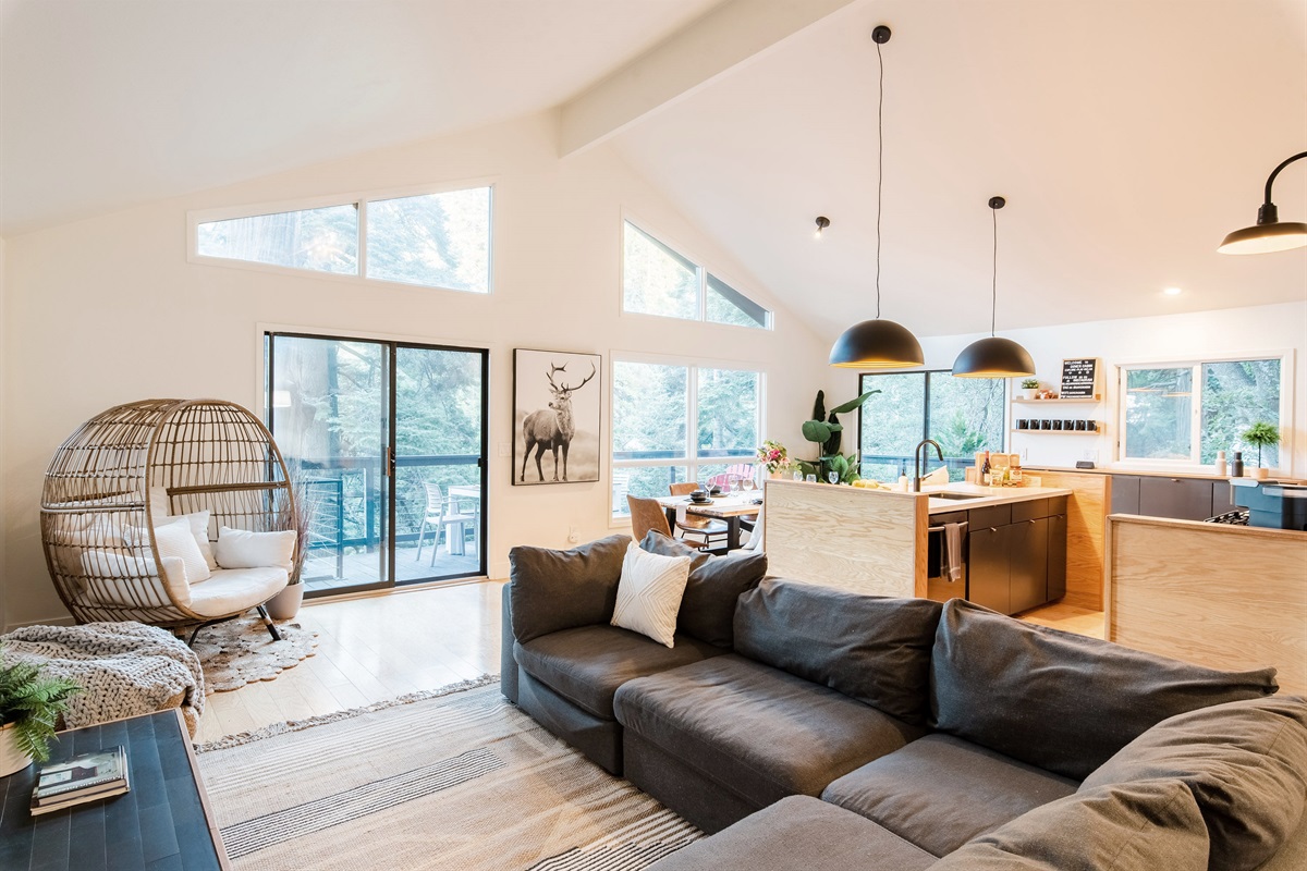Light-filled living area with comfortable seating and an easy indoor-outdoor flow—perfect for slow mornings and relaxed evenings.