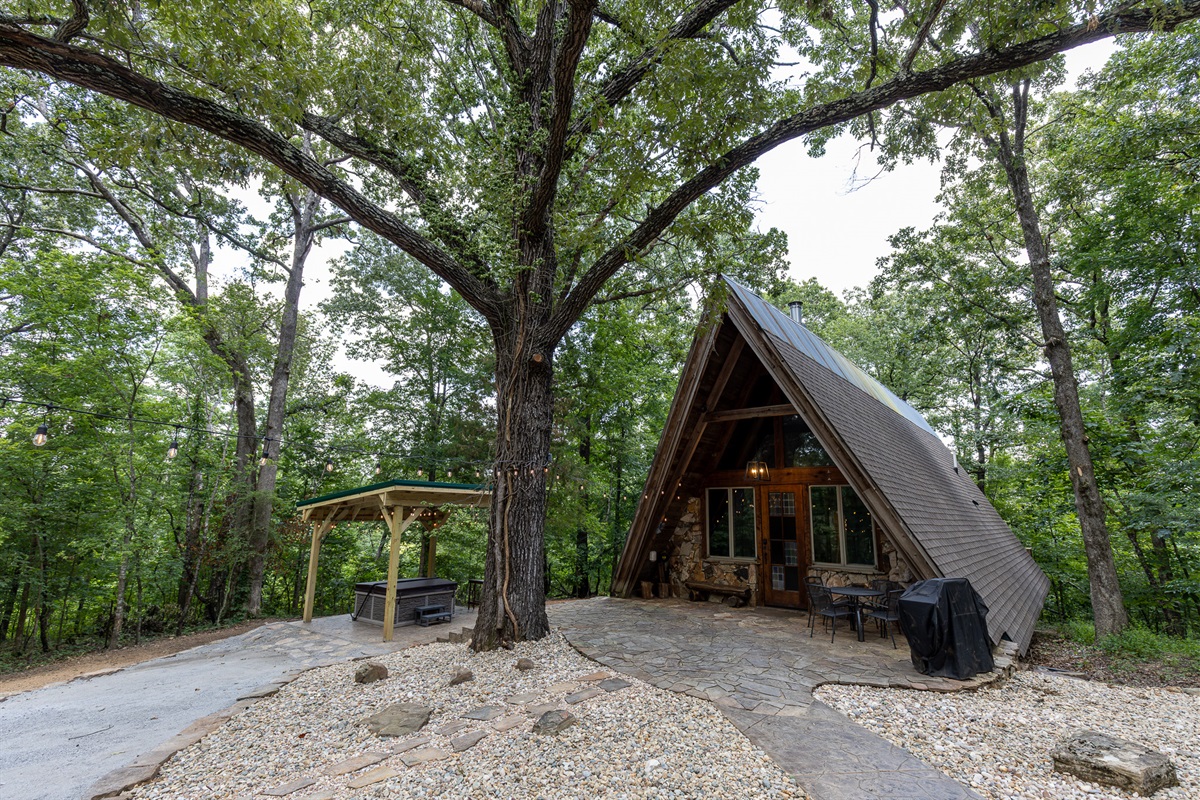 Kiddos and doggos will love exploring 150 acres of lush Kentucky Lake woods.