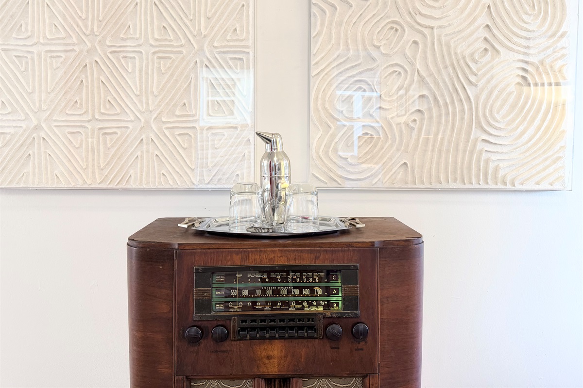 A restored 1920’s vintage stereo console adds warmth and character — retro in style, modern in function, with Bluetooth audio for music, conversation, and evenings that invite you to slow down.

