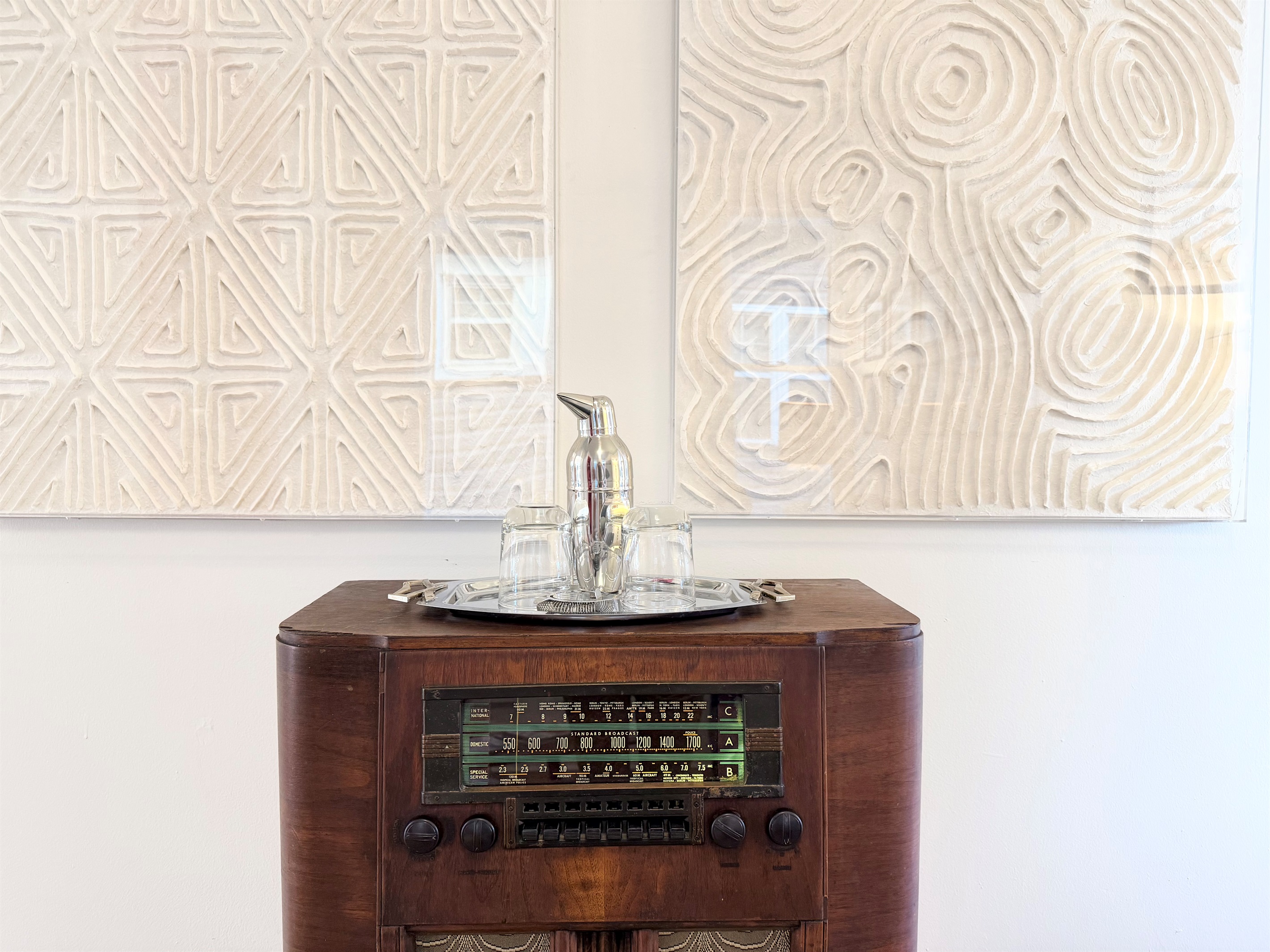 A restored 1920’s vintage stereo console adds warmth and character — retro in style, modern in function, with Bluetooth audio for music, conversation, and evenings that invite you to slow down.

