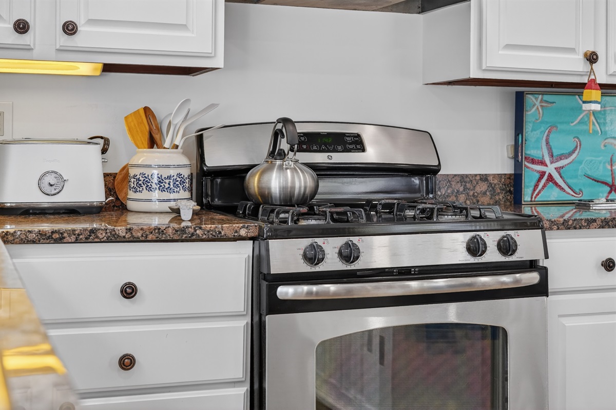 A heartwarming kitchen with complete appliances ready for you!