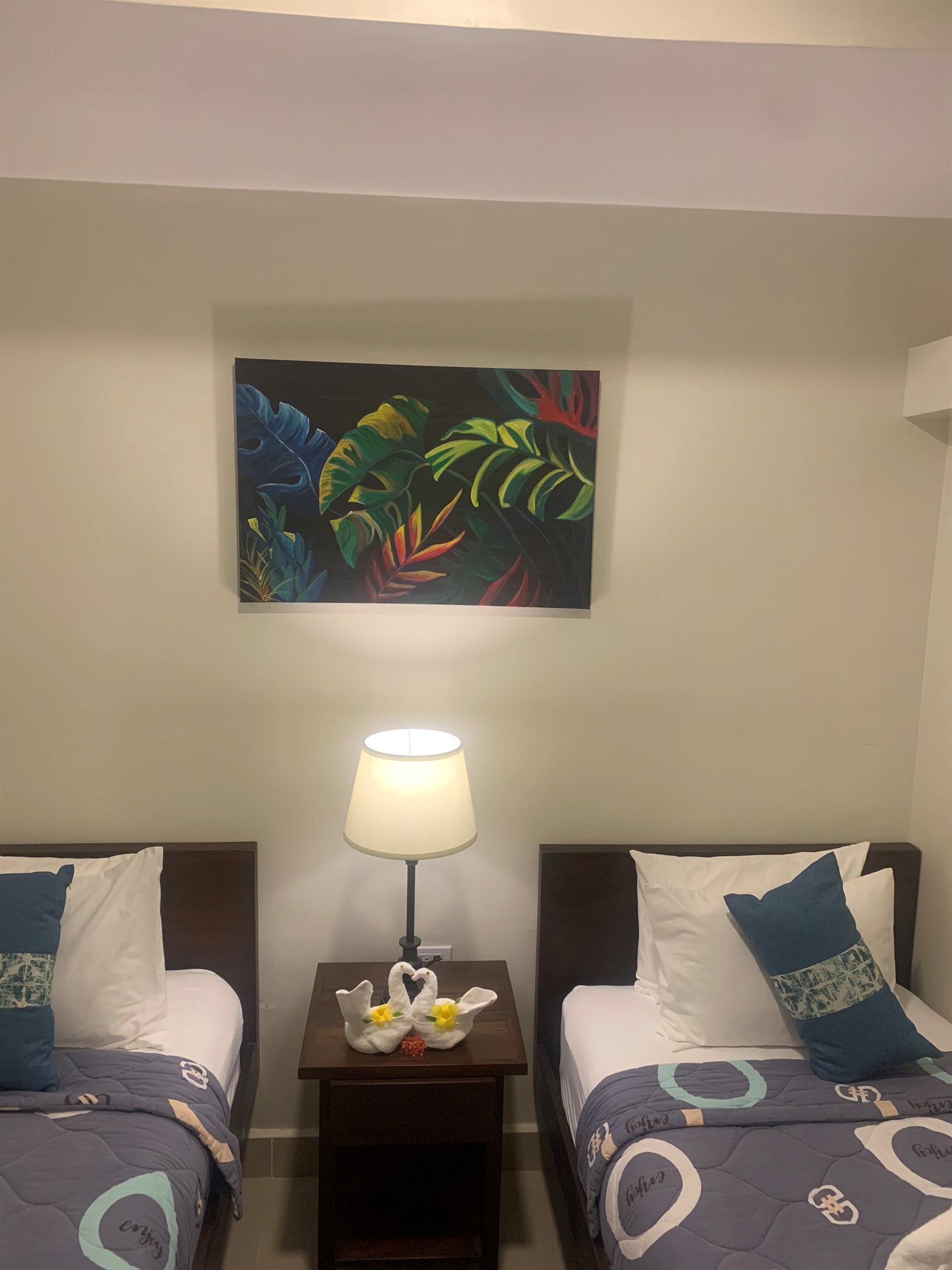 2nd BEDROOM (2-twin-beds)