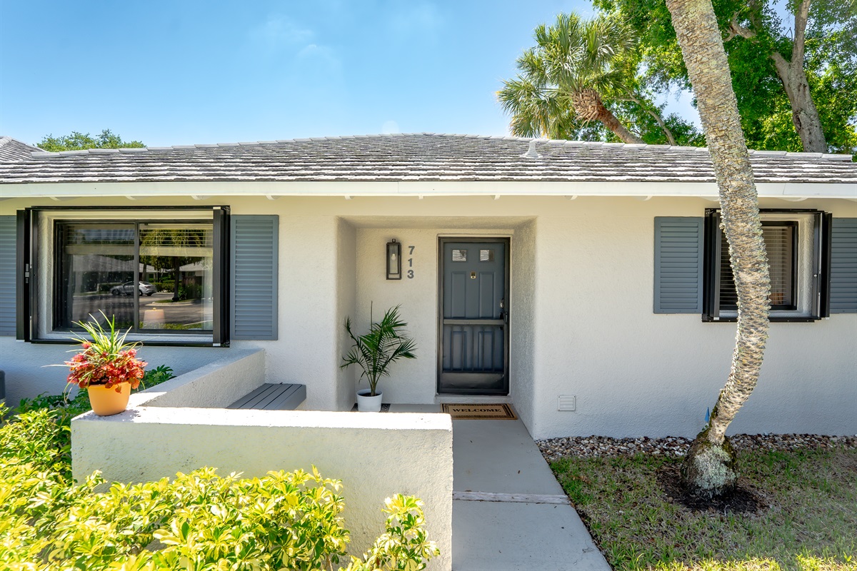 Charming PGA National townhome villas with lush landscaping, quiet walkways, and a peaceful, resort-style setting
